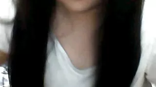 সে প্রথমে একটি ডিলডো ...