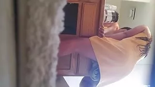 সে তার মোরগ stroking ...