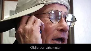 মোরগ চালানো এক ধরনের ...